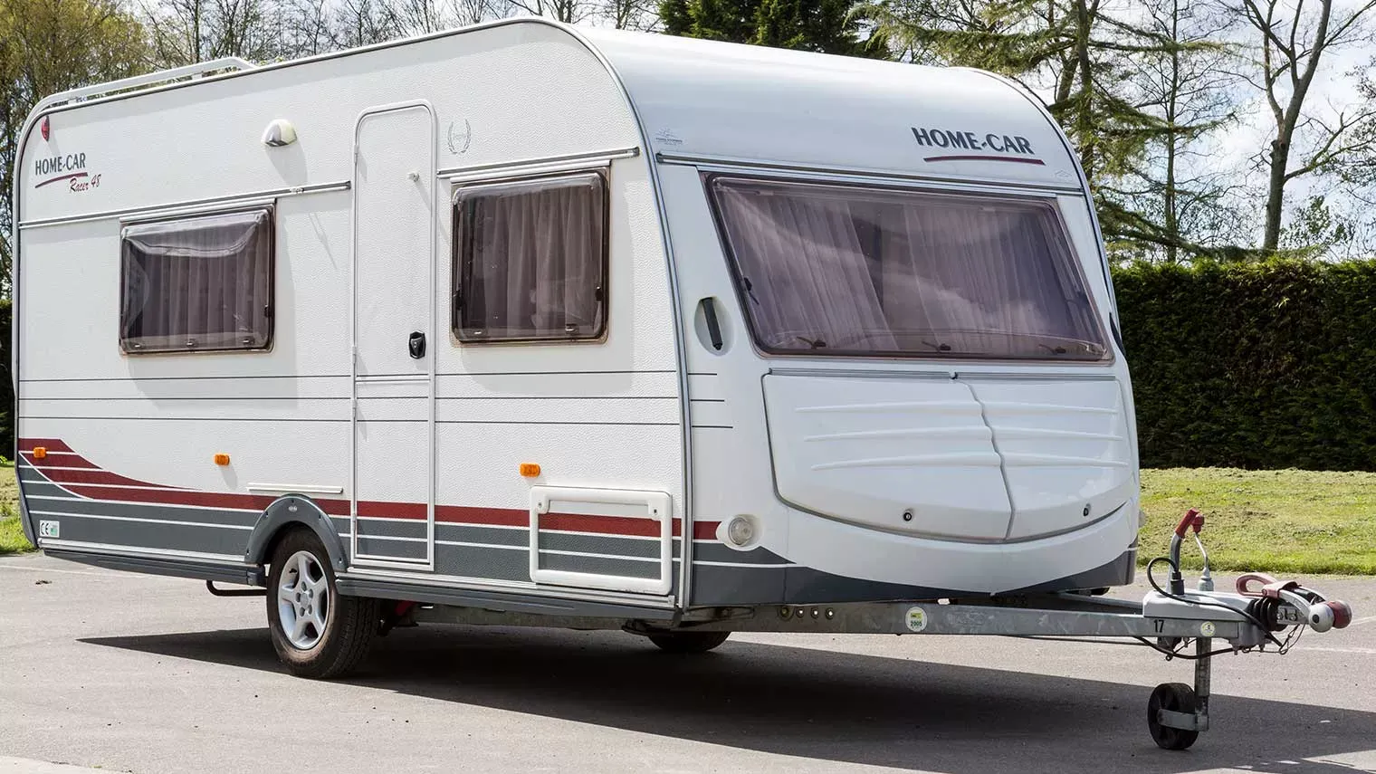 Model van een automerk in de hero van de website